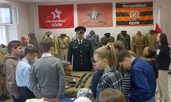 В Воркуте воспитанники детского дома посетили с экскурсией военно-исторический клуб «Рубеж»