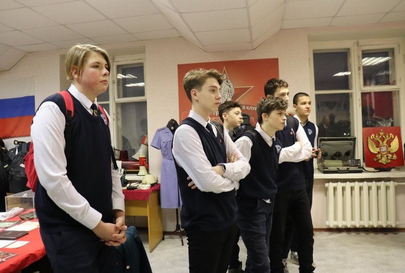 В преддверии Дня Героев Отечества полицейские Заполярья провели для гимназистов экскурсию в военно-историчекий клуб «Рубеж»