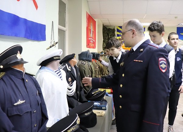 В преддверии Дня Героев Отечества полицейские Заполярья провели для гимназистов экскурсию в военно-историчекий клуб «Рубеж»