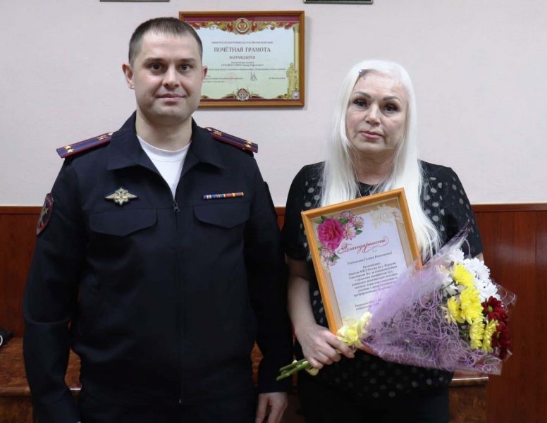 В Воркуте полицейские поблагодарили женщину, которая уберегла пенсионерку от мошенников