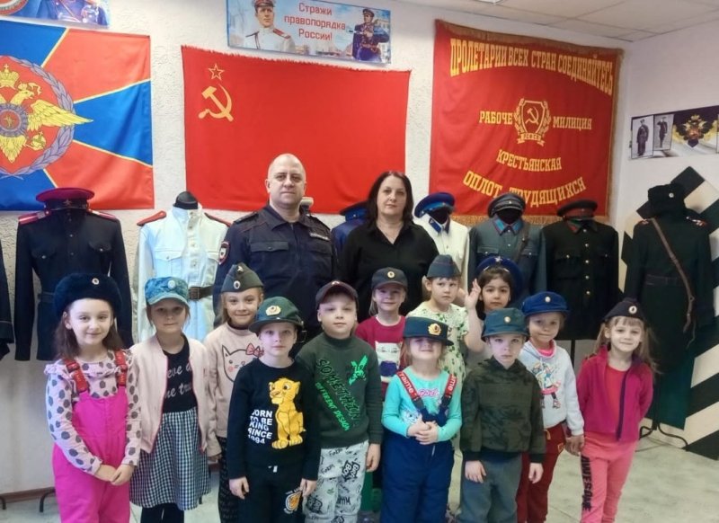 Полицейские Воркуты организовали экскурсию для дошколят в военно-исторический клуб «Рубеж»